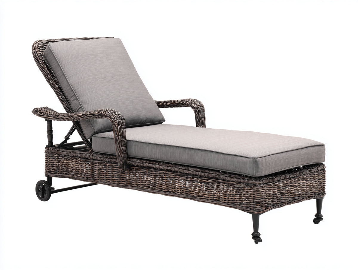 Sonnenliege mit verstellbarer Rückenlehne und Armlehnen - Polyrattan und Stoffpolsterung - 196 x 76 x 94 cm - Braun und Hellgrau - Gartenliege mit Transportrollen